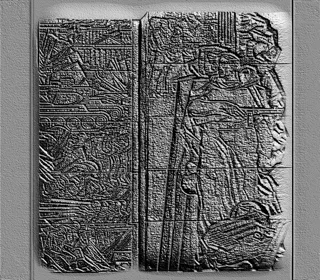 Modelo 3D de um antigo relevo com uma figura humana em vestimenta tradicional, com detalhada textura de pedra e padrões.