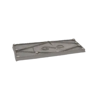 3D-Modell einer rechteckigen Metallplakette mit Seilrand und dekorativen Spiralmustern, aus leichtem Winkel betrachtet.