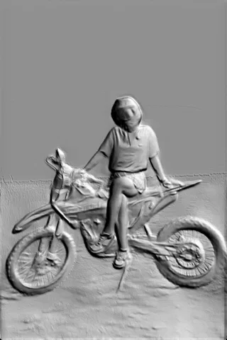 Modelo 3D de baixo-relevo de motociclista com capacete, sentado em uma motocicleta, com textura em relevo