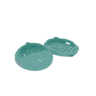 Modèle 3D d'un couvercle passoire bicolore turquoise avec une base perforée et un capuchon nervuré, présenté sur fond blanc.