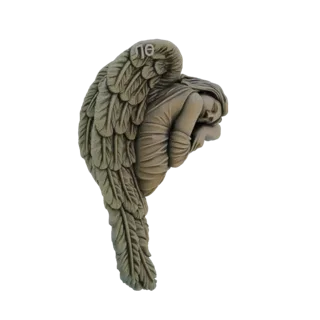 Modèle 3D d'un ange endormi lové dans une grande aile emplumée, rendu avec une texture semblable à la pierre.