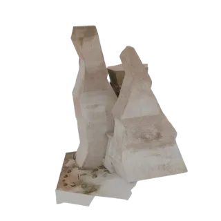 Rendu 3D d'un diorama présentant plusieurs monolithes anciens patinés sur une base texturée.