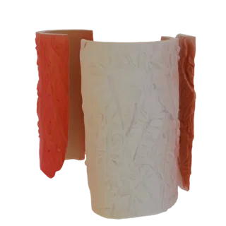 Modèle 3D d'un vase cylindrique texturé avec une découpe, montrant une section blanche avec des motifs de feuilles et une sec
