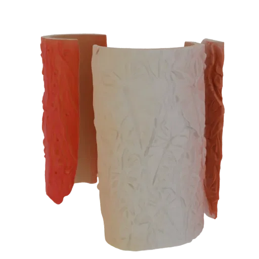 Modèle 3D d'un vase cylindrique texturé avec une découpe, montrant une section blanche avec des motifs de feuilles et une sec