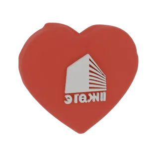 Render 3D di un charm a cuore rosso con un logo bianco stilizzato di edificio impresso sulla sua superficie.