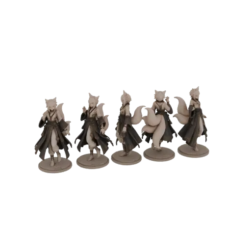 Un rendering 3D di cinque miniature monocromatiche non dipinte di Kitsune (spiriti volpe) in piedi su basi circolari, ognuna