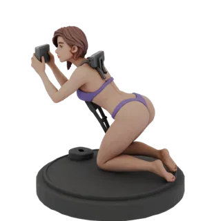 Modelo 3D de garota de biquíni roxo segurando um gadget, em pedestal redondo, vista lateral