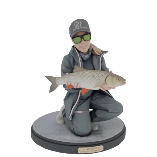 Modelo 3D de pescadora em traje de pesca, ajoelhada e segurando um peixe grande, com base detalhada.