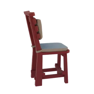 Vue de côté d'une chaise en bois rustique rouge avec une assise et un dossier rembourrés de couleur claire, isolée sur fond b