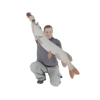 3D-Modell eines knienden Fischers, der stolz lächelnd einen großen Hecht hält.