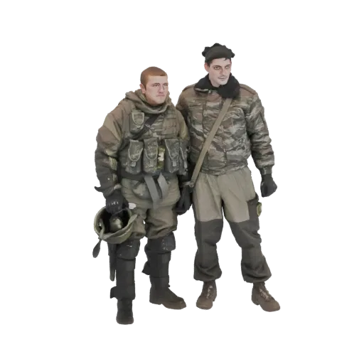 3D model preview of two soldiers in tactical gear, one holding a helmet, the other with a scarf, against a white background.