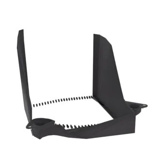 Render 3D de un colector de admisión futurista negro con ángulos agudos y perforaciones detalladas, sobre un fondo blanco.