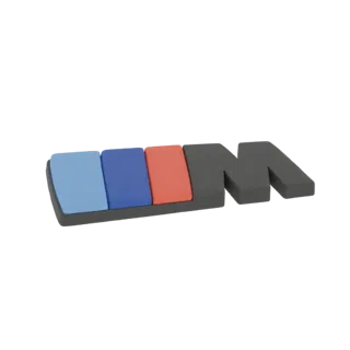 Um modelo 3D do logo BMW M, com listras azuis, vermelhas e cinza escuro e a letra 'M'.