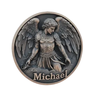 Modello 3D dell'Arcangelo Michele in ginocchio, con armatura, grandi ali spiegate e il nome 'Michele' iscritto alla base.