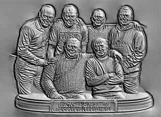 Modèle 3D d'un bas-relief représentant six hommes se tenant ensemble, avec l'inscription "La Vraie Amitié Éprouvée par le Tem