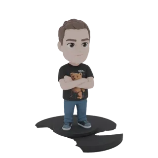 Modelo 3D de um homem chibi com os braços cruzados, vestindo uma camiseta com estampa de ursinho, em pé sobre uma base de exi