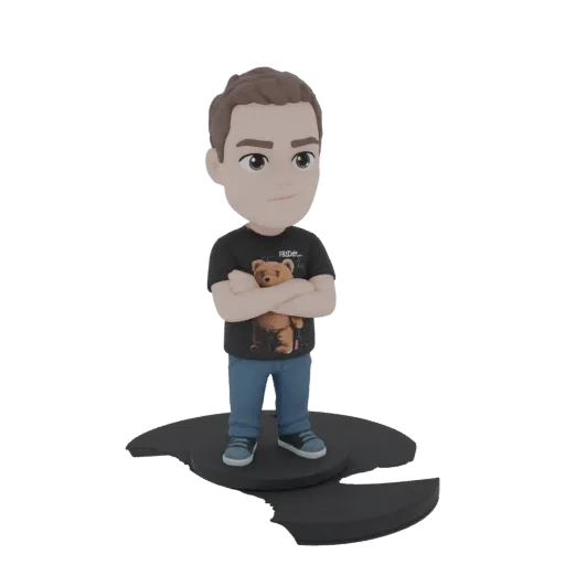 3D-Modell eines Chibi-Mannes mit verschränkten Armen, der ein T-Shirt mit Teddybär-Aufdruck trägt und auf einem schwarzen Soc