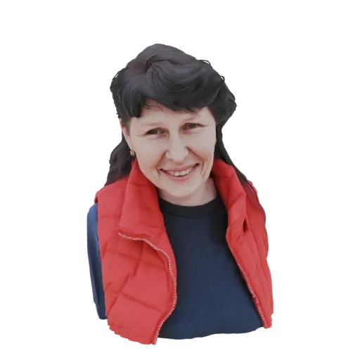 Modelo 3D mujer sonriente, cabello oscuro, chaleco acolchado rojo, camisa azul.
