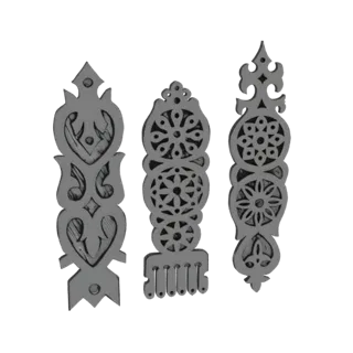 Ein 3D-Rendering von drei verzierten, geschnitzten Holzdekorationspaneelen mit komplexen geometrischen und floralen Mustern.