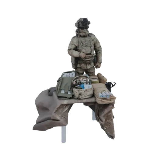Modello 3D di un soldato tattico accanto a un tavolo con kit medico ed equipaggiamento, renderizzato su sfondo bianco.