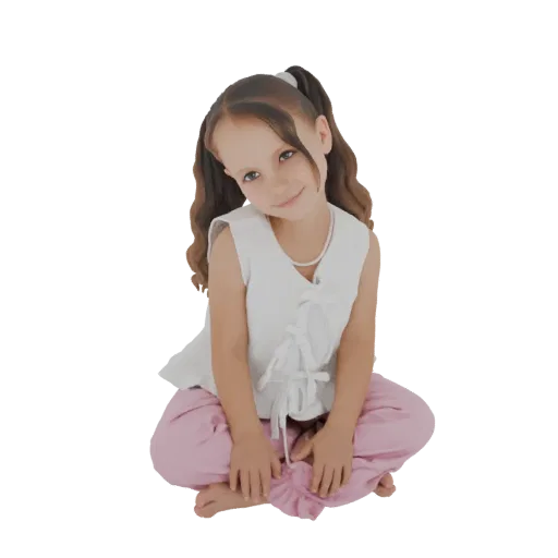 Modello 3D di una bambina con capelli castani in codini, che indossa una maglietta bianca e pantaloni rosa, seduta a gambe in