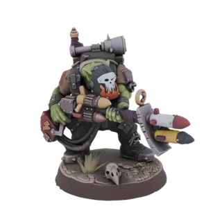 Modèle 3D d'un guerrier Ork à peau verte en position de combat, tenant un grand lance-roquettes personnalisé avec plusieurs m