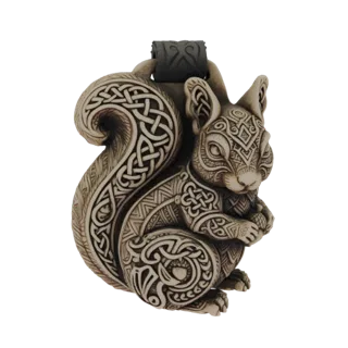Modello 3D di uno scoiattolo con intricati motivi a nodo celtico, che tiene una ghianda, presentato su sfondo bianco.