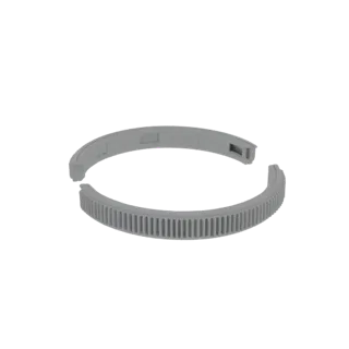 Modelo 3D de um segmento de engrenagem curva com dentes internos detalhados, apresentado em um fundo liso.
