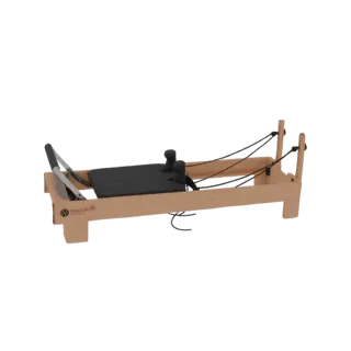 Modelo 3D de un reformer Pilates de madera con carro negro y correas de resistencia, visto desde un ángulo lateral.