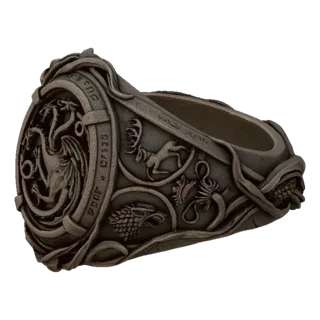 Modelo 3D de un anillo detallado con un sigilo de dragón tricéfalo y emblemas de león, presentado sobre un fondo negro.