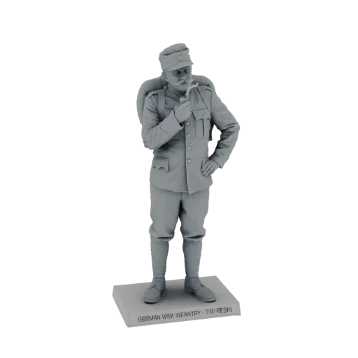 Modèle 3D d'un soldat allemand de la Première Guerre mondiale sur une base, tenant une pipe et portant un sac à dos.