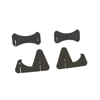 Un ensemble de quatre supports de présentation minimalistes noirs pour objets de collection, disposés sur un fond blanc.