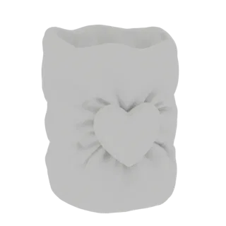 Modello 3D di un vaso morbido simile a tessuto con una prominente forma a cuore sul davanti, su sfondo bianco.