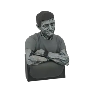 Render de modelo 3D de un busto de hombre con textura de piedra detallada, brazos cruzados, sobre una base oscura.
