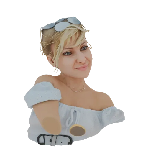 Render modelo 3D busto mujer, cabello rubio, gafas sol en cabeza, top azul claro, sonriendo.