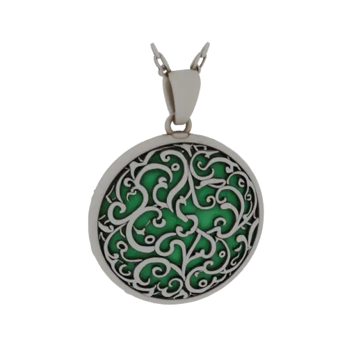 Modèle 3D d'un pendentif circulaire avec filigrane d'argent complexe et fond émail vert, présenté sur fond blanc.