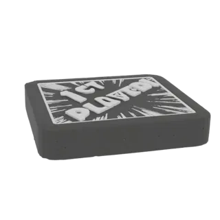 3D-Modell einer Retro-Spielkassette mit '1ST PLAYER'-Text und weißer Burst-Grafik auf dunkelgrauem Sockel.