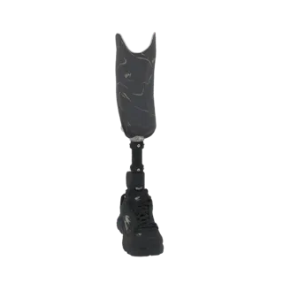 Modèle 3D de prothèse de jambe avec manchon à motif marbre sombre et basket athlétique noire.