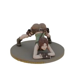 Modelo 3D de Lara Croft em pose de ação dinâmica, vestindo sua roupa icônica, sobre uma base de exibição circular.