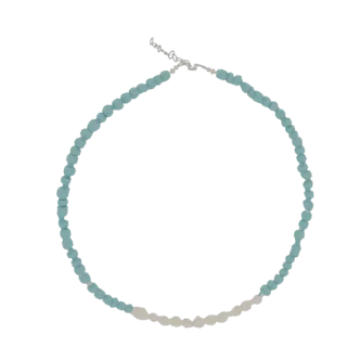 Modelo 3D de un collar con cuentas turquesas y beige, con cierre plateado y cadena de extensión.