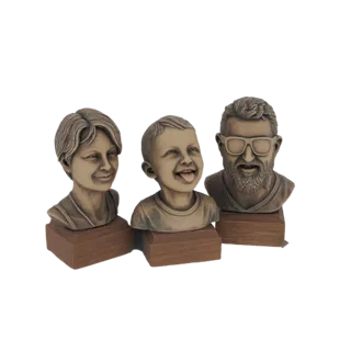 Modèle 3D de trois bustes de famille effet bronze sur socles en bois, représentant une femme, un garçon et un homme.