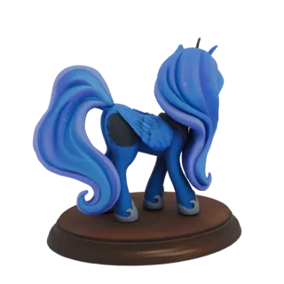 نموذج ثلاثي الأبعاد للأميرة لونا من My Little Pony، يُنظر إليه من الجانب، يُظهر شعرها وذيلها الأزرق المتدفق، مع انتشار الأجنح