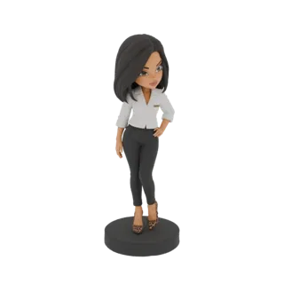 3D-Modell einer stilisierten Geschäftsfrau, die selbstbewusst steht, einen weißen Blazer, eine graue Hose und Leopardenmuster