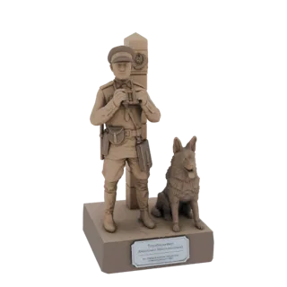 3D-Modell-Rendering eines Grenzwächters in Uniform mit Fernglas, der neben einem Deutschen Schäferhund auf einem Sockel mit I