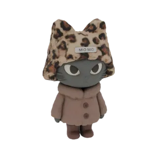 Modelo 3D de um personagem de gato cinza fofo chamado Mio Mio, usando um chapéu estampado de leopardo e um casaco marrom, com