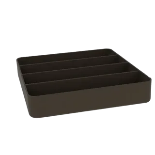 Una renderización 3D de un organizador de escritorio moderno, marrón oscuro, con cuatro compartimentos, visto desde un ángulo