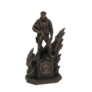 Rendering del modello 3D di una statua di soldato Spetsnaz russo con fucile ed emblema tigre sulla base, presentato in finitu