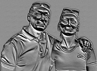 Modelo 3D de baixo-relevo "Gravura" com imagem de casal, realizado em estilo preto e branco, semelhante a uma gravura antiga.
