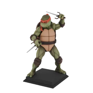 3D-Modell von Raphael aus Teenage Mutant Ninja Turtles in Action-Pose mit Sais, stehend auf einer schwarzen Display-Basis.