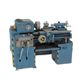 Modèle 3D d'un tour industriel bleu avec des rayures de sécurité jaunes et un panneau de commande détaillé, sur fond blanc.
